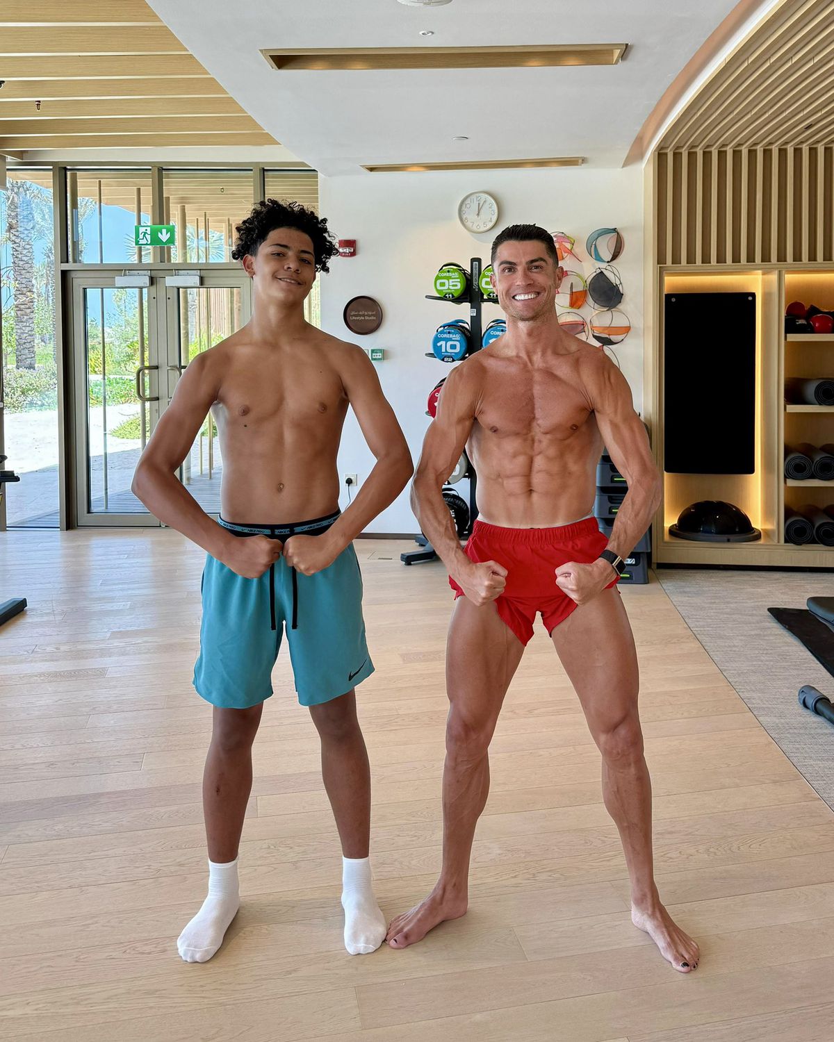 «Tal pai, tal filho»: Cristiano Ronaldo partilha fotografia com Júnior