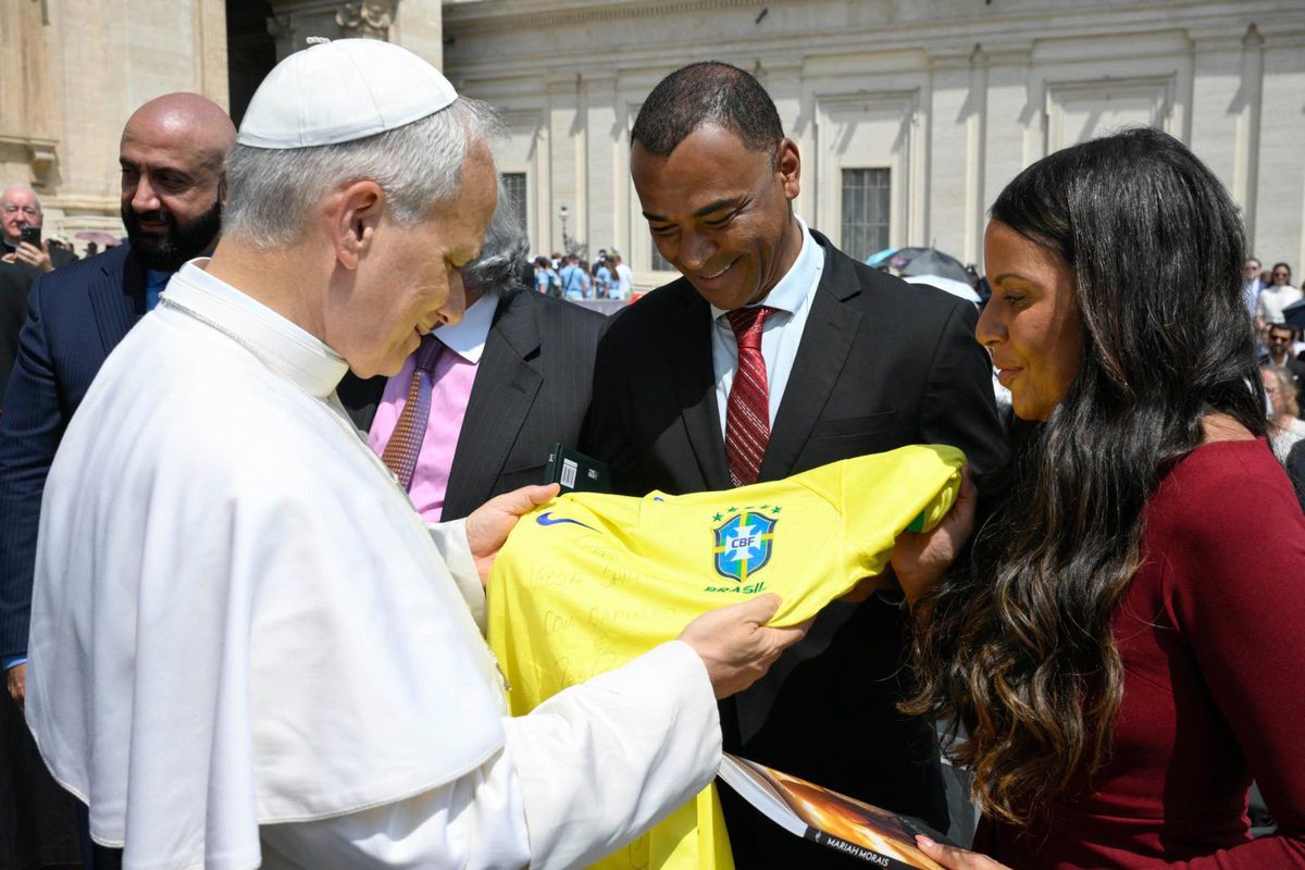Lenda brasileira oferece camisola da 'canarinha' ao Papa Leão XIV