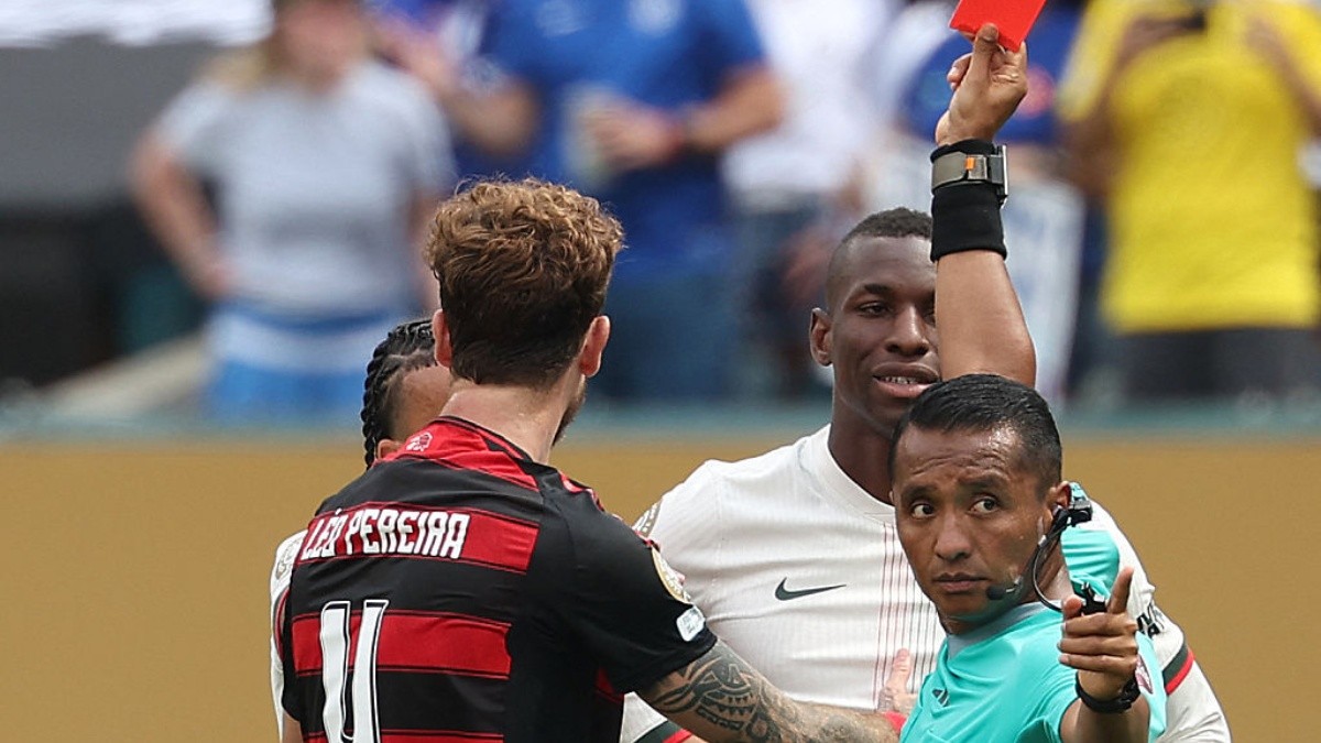 Fifa pune Nicolas Jackson com dois jogos de suspensão após expulsão contra o Flamengo