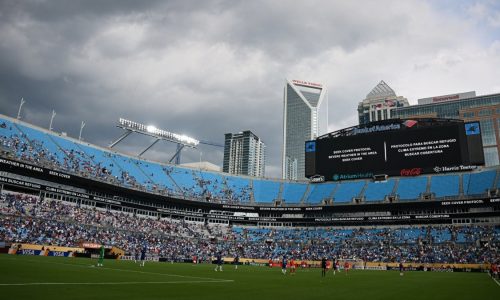 Chelsea x Benfica é paralisado a cinco minutos do fim por ameaça de tempestade