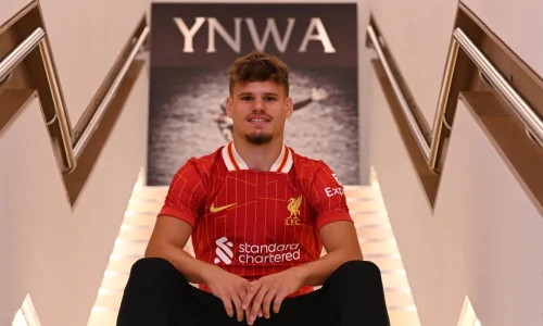 Liverpool anuncia Milos Kerkez, contratado até 2030