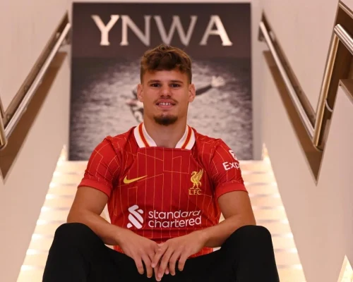 Liverpool anuncia Milos Kerkez, contratado até 2030