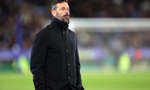 Leicester anuncia a demissão do técnico Ruud van Nistelrooy