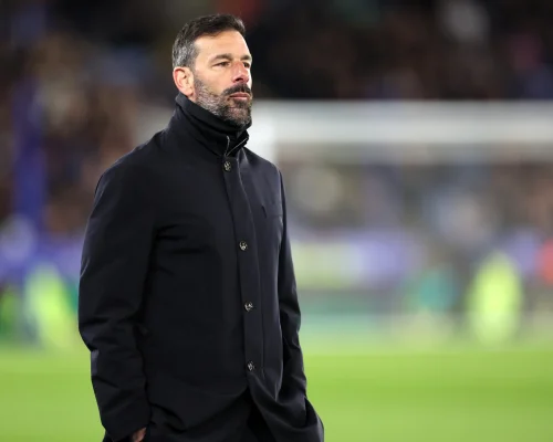 Leicester anuncia a demissão do técnico Ruud van Nistelrooy