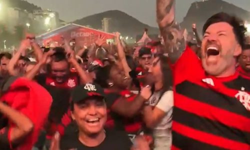 Torcedores comemoram gol do Flamengo na praia de Copacabana; veja o vídeo